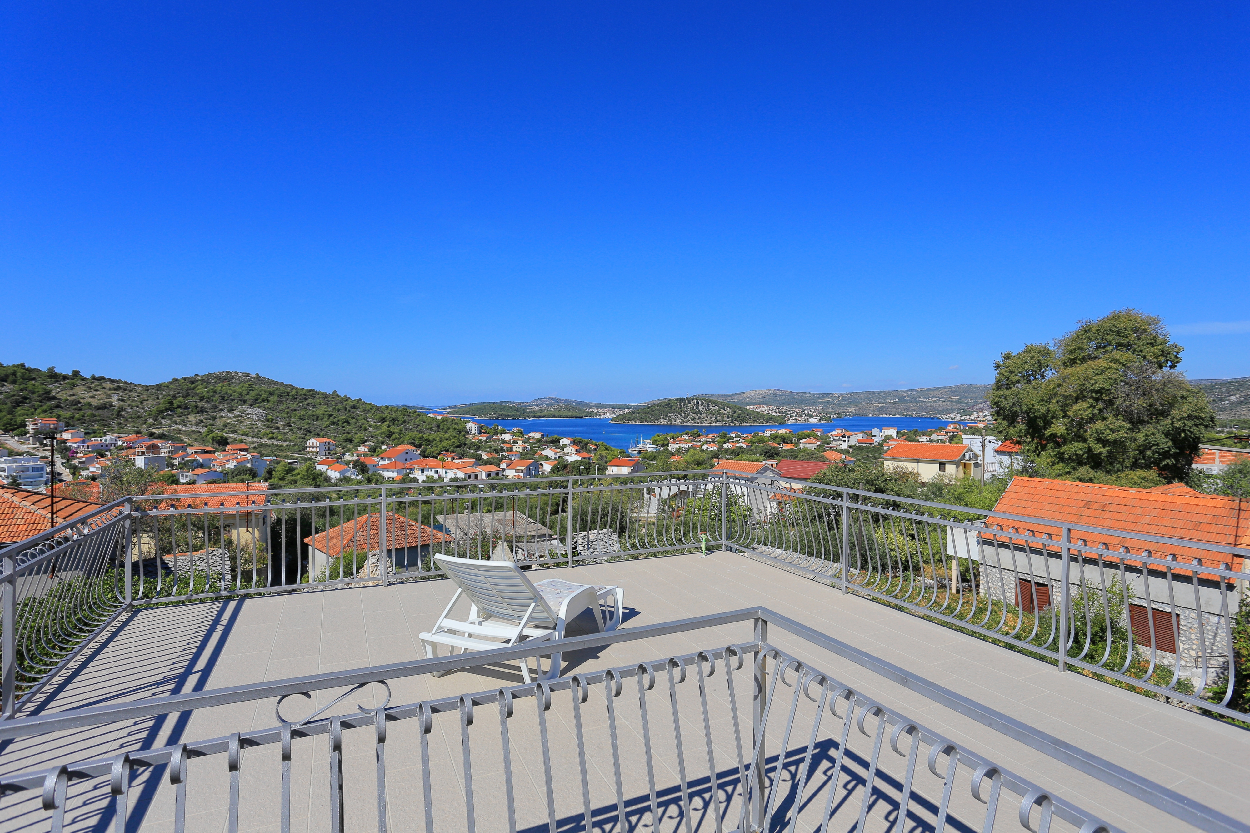 Comfortable and spacious house with terrace and sea view Ražanj, Rogoznica  K