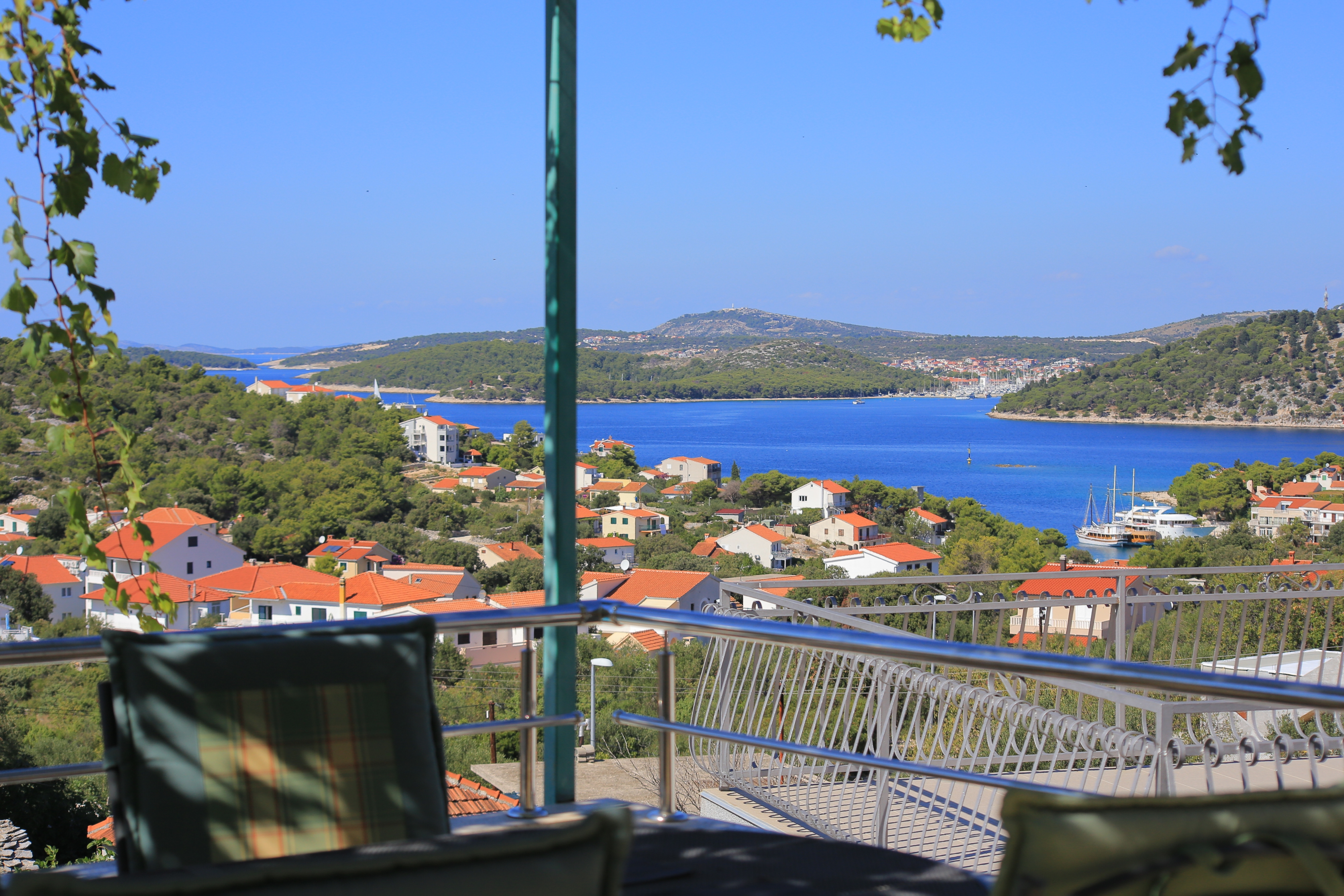 Comfortable and spacious house with terrace and sea view Ražanj, Rogoznica  K
