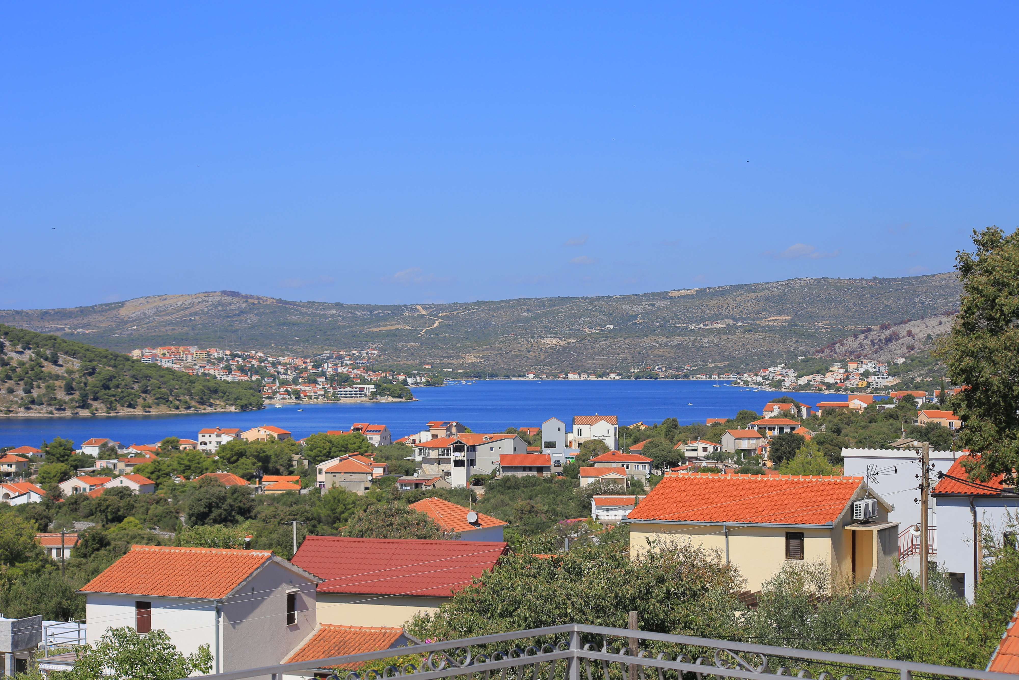 Comfortable and spacious house with terrace and sea view Ražanj, Rogoznica  K