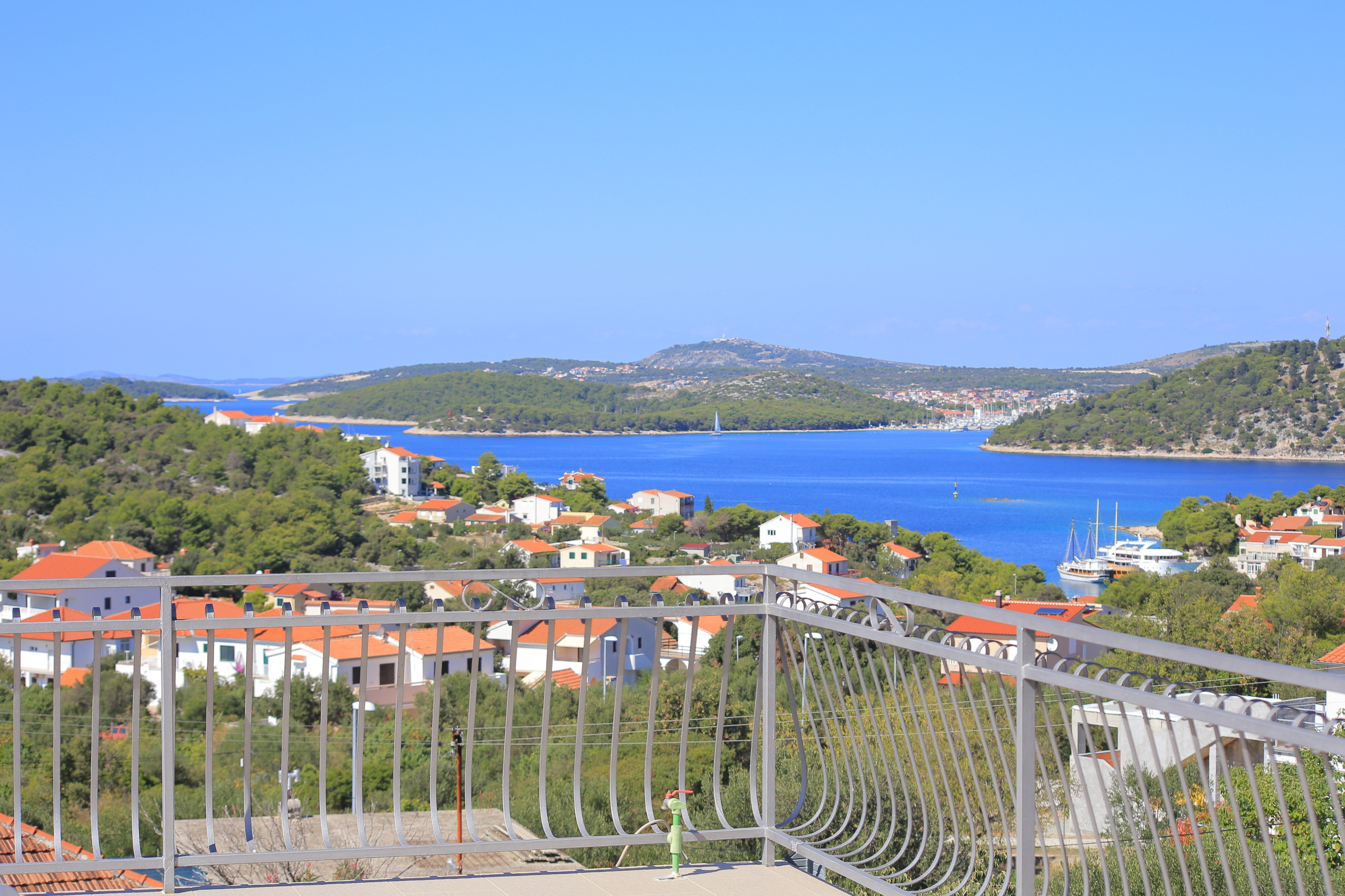 Comfortable and spacious house with terrace and sea view Ražanj, Rogoznica  K