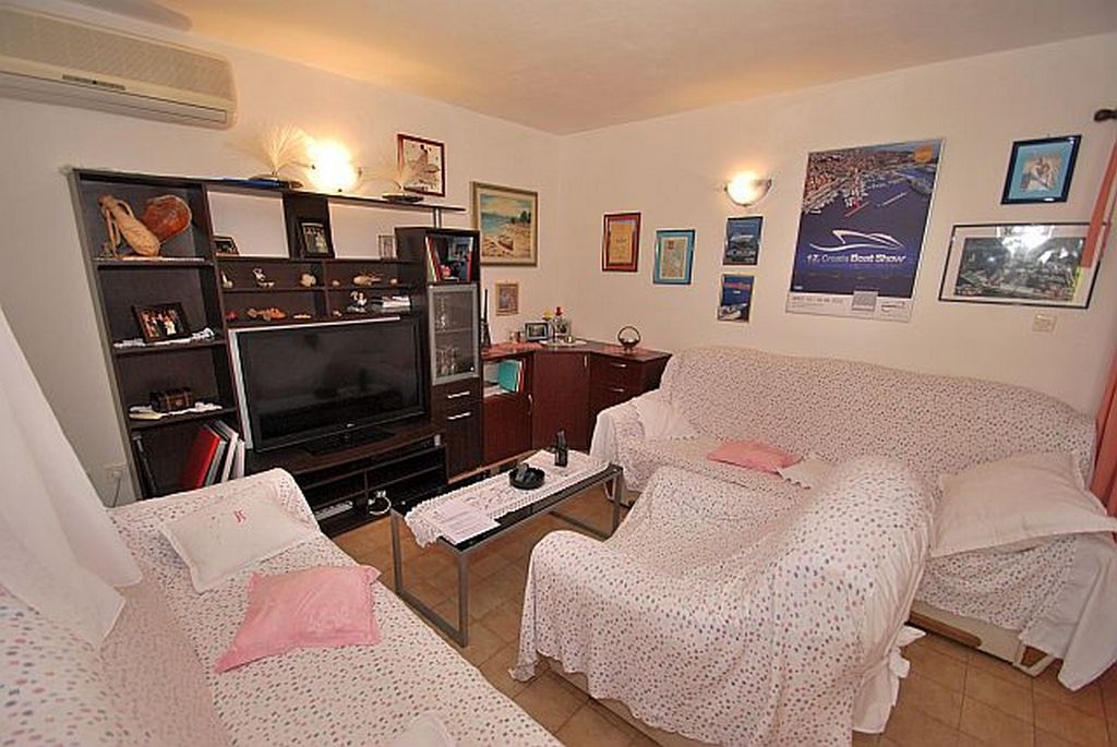 Two bedroom apartment with terrace Rogoznica (A-17907-a)