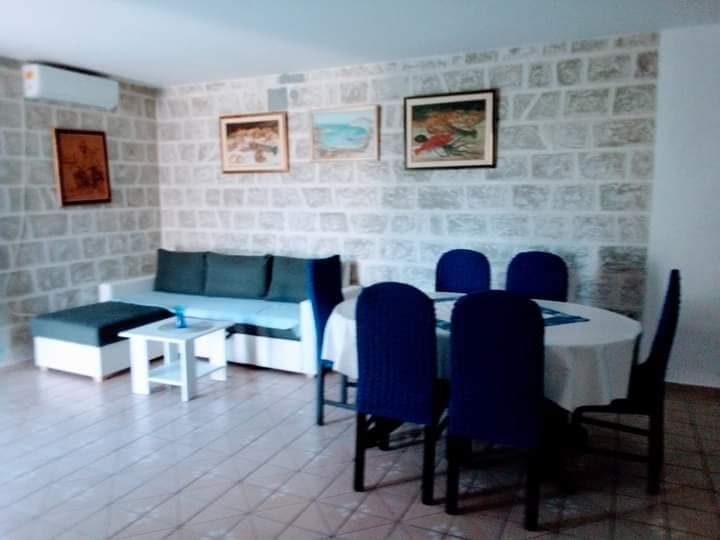 Two bedroom apartment with terrace Drvenik Mali, Drvenik (A-17910-a)