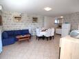 Drvenik Mali, Sala de estar in the apartment, air condition available y WiFi.