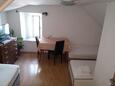 Spavaća soba Split, Spavaća soba u smještaju tipa studio-apartment, dostupna klima i WiFi.