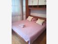 Ložnice Novalja, Ložnice v ubytování typu studio-apartment, s klimatizací, domácí mazlíčci povoleni a WiFi.