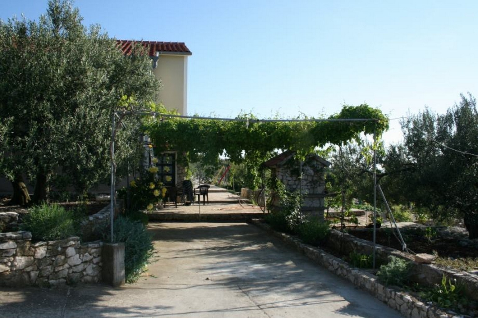 Trosobna kuća s terasom i pogledom na more Primošten  K
