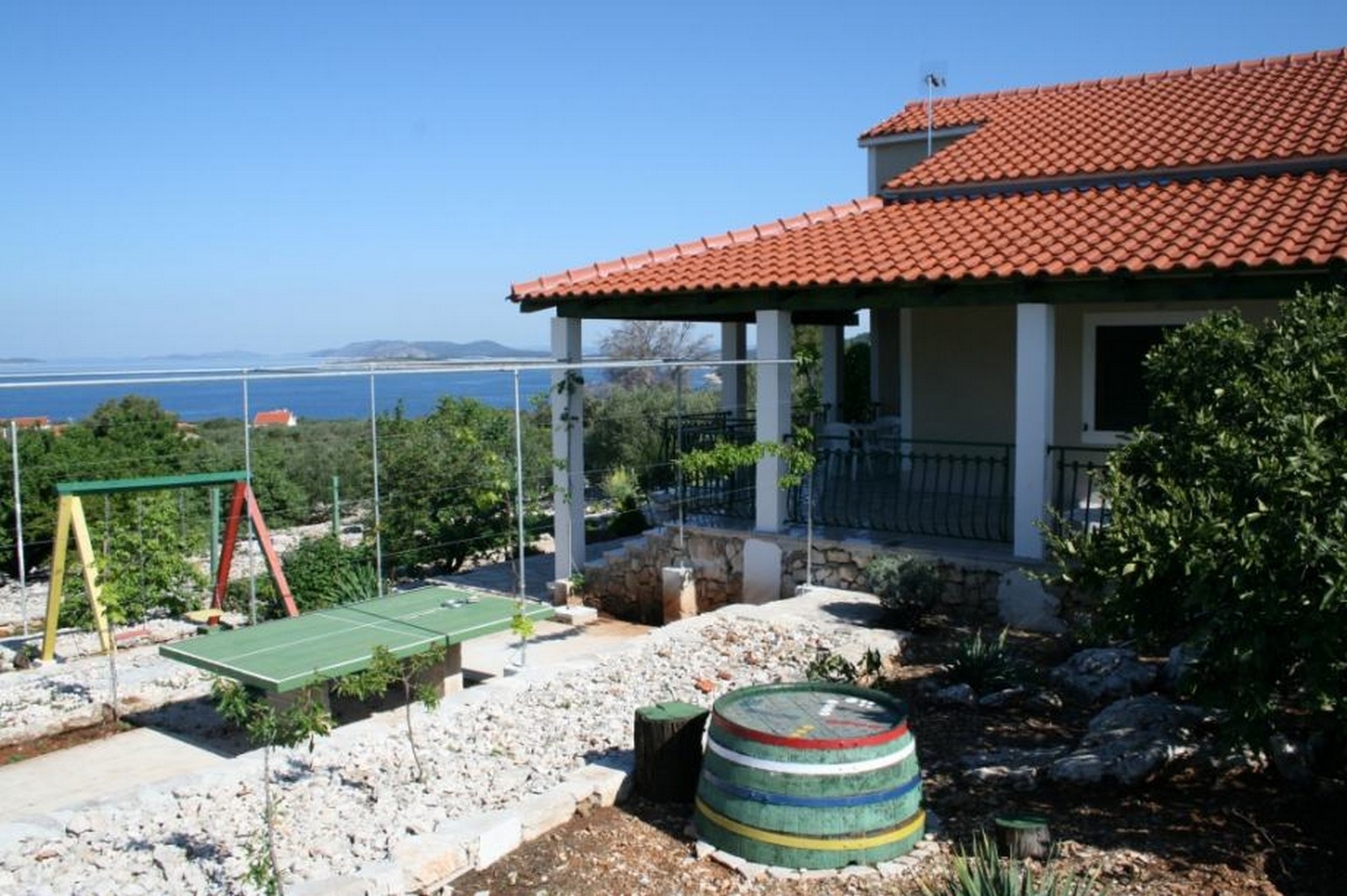 Trosobna kuća s terasom i pogledom na more Primošten  K