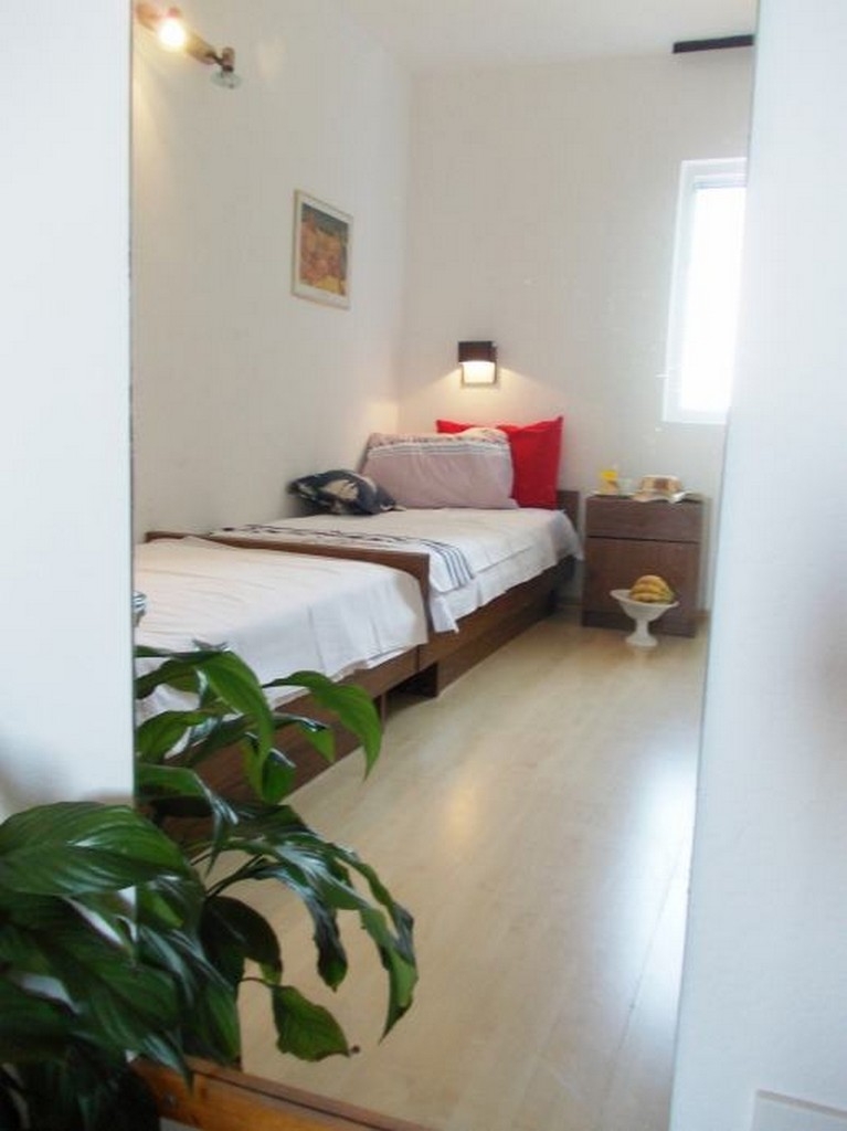 Trosobna kuća s terasom i pogledom na more Primošten  K
