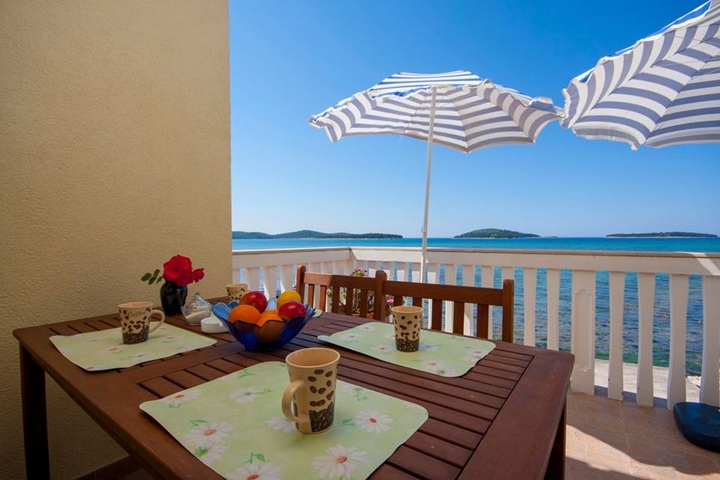 One bedroom apartment near beach Krapanj, Šibenik (A-18004-a) One bedroom apartment near beach Krapanj, Šibenik (A-18004-a)