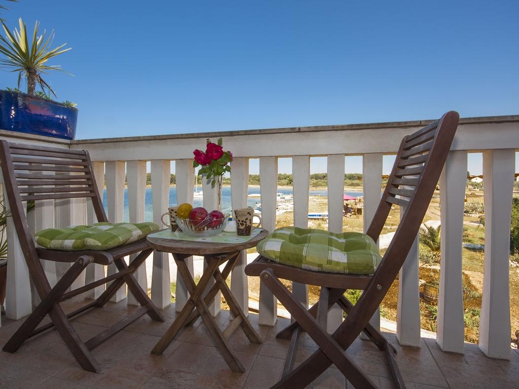 One bedroom apartment near beach Krapanj, Šibenik (A-18004-b)