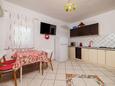 Kuchyně Lopar, Kuchyně v ubytování typu apartment, domácí mazlíčci povoleni a WiFi.