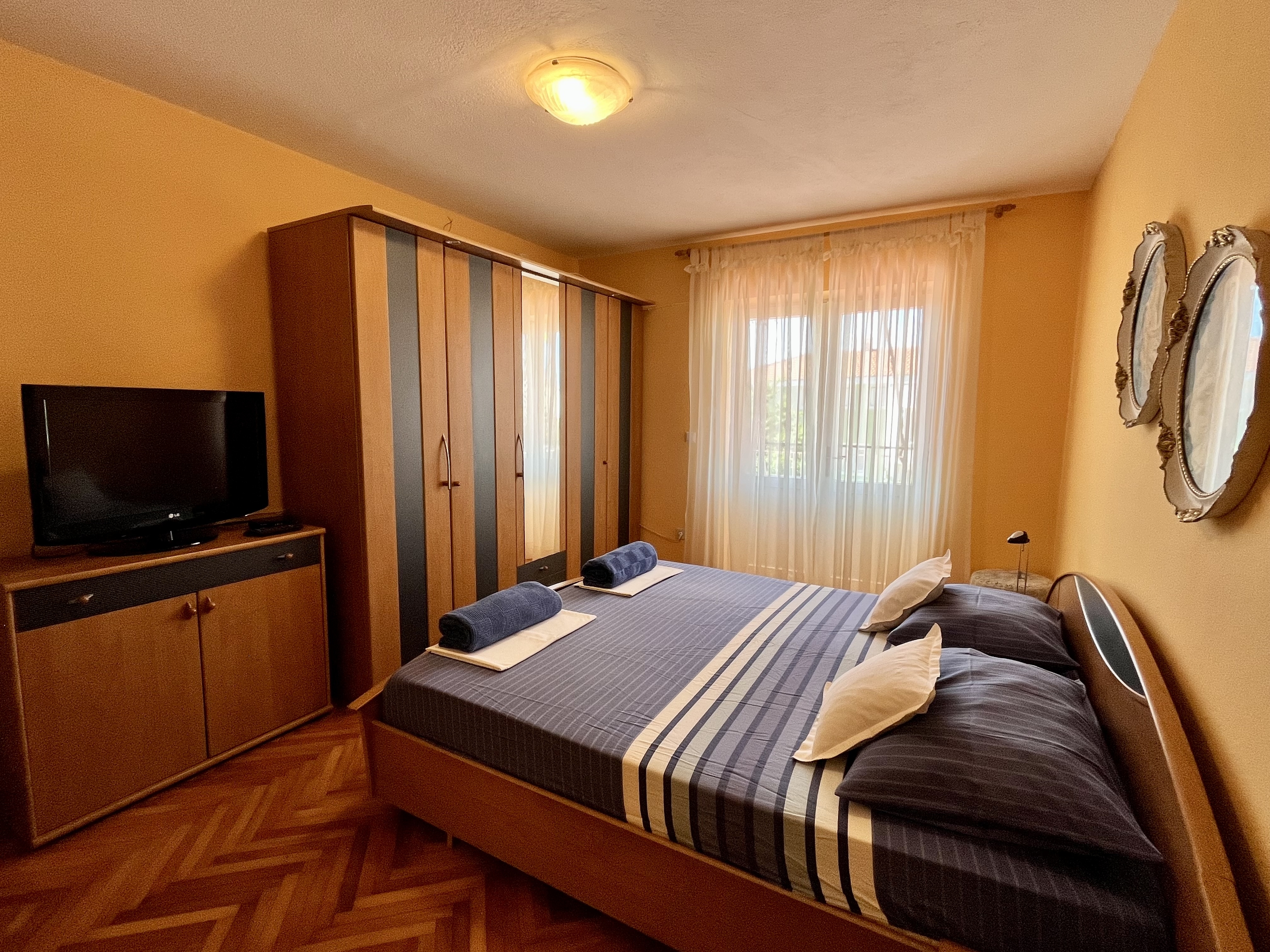 Two bedroom apartment with terrace Makarska  A-a