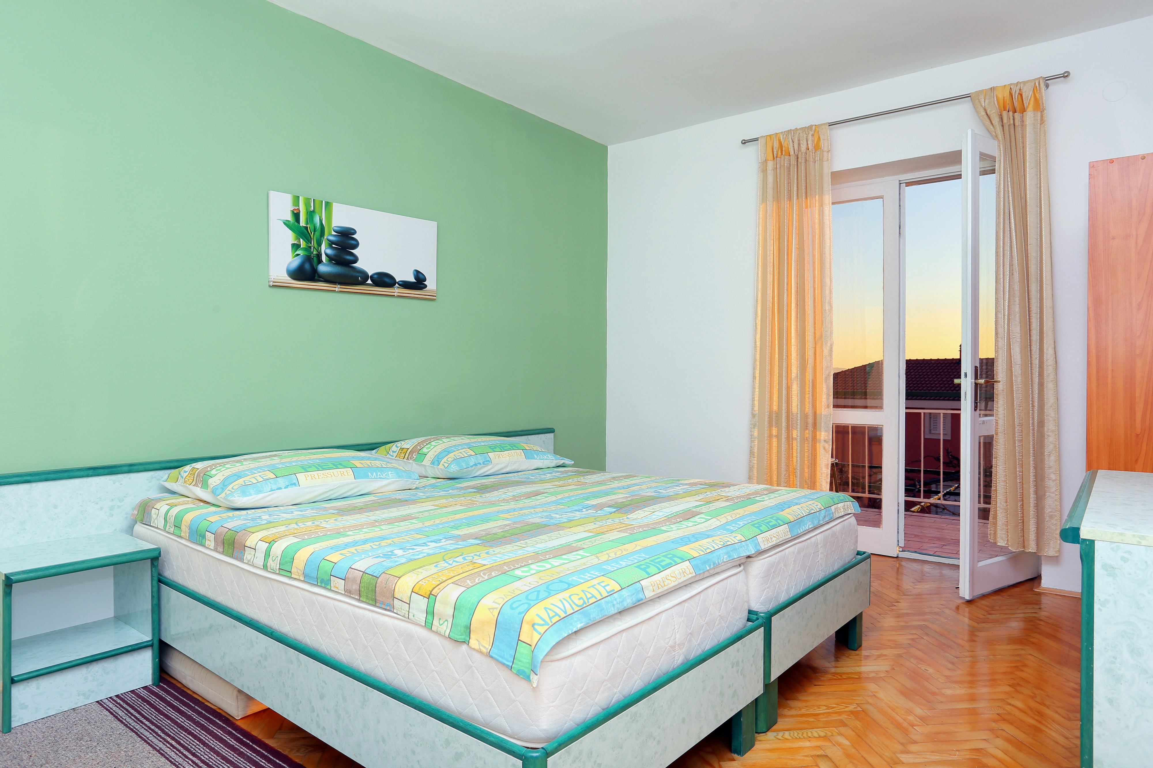 Room with balcony and sea view Makarska (S-18028-a)