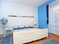 Makarska, Dormitorio in the room, air condition available y WiFi.