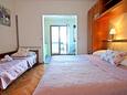 Starigrad, Ložnice v ubytování typu studio-apartment, s klimatizací a WiFi.