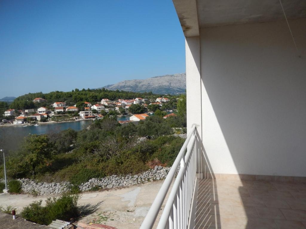 One bedroom apartment with terrace and sea view Lumbarda, Korčula  A-b