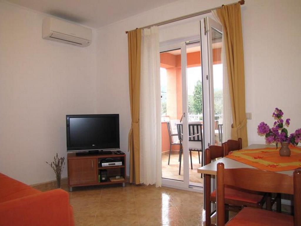 Two bedroom apartment with terrace and sea view Neviđane, Pašman  A-b