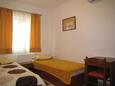 Neviđane, Bedroom 2 in the apartment, air condition available and WiFi.