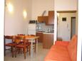 Neviđane, Comedor in the apartment, air condition available y WiFi.