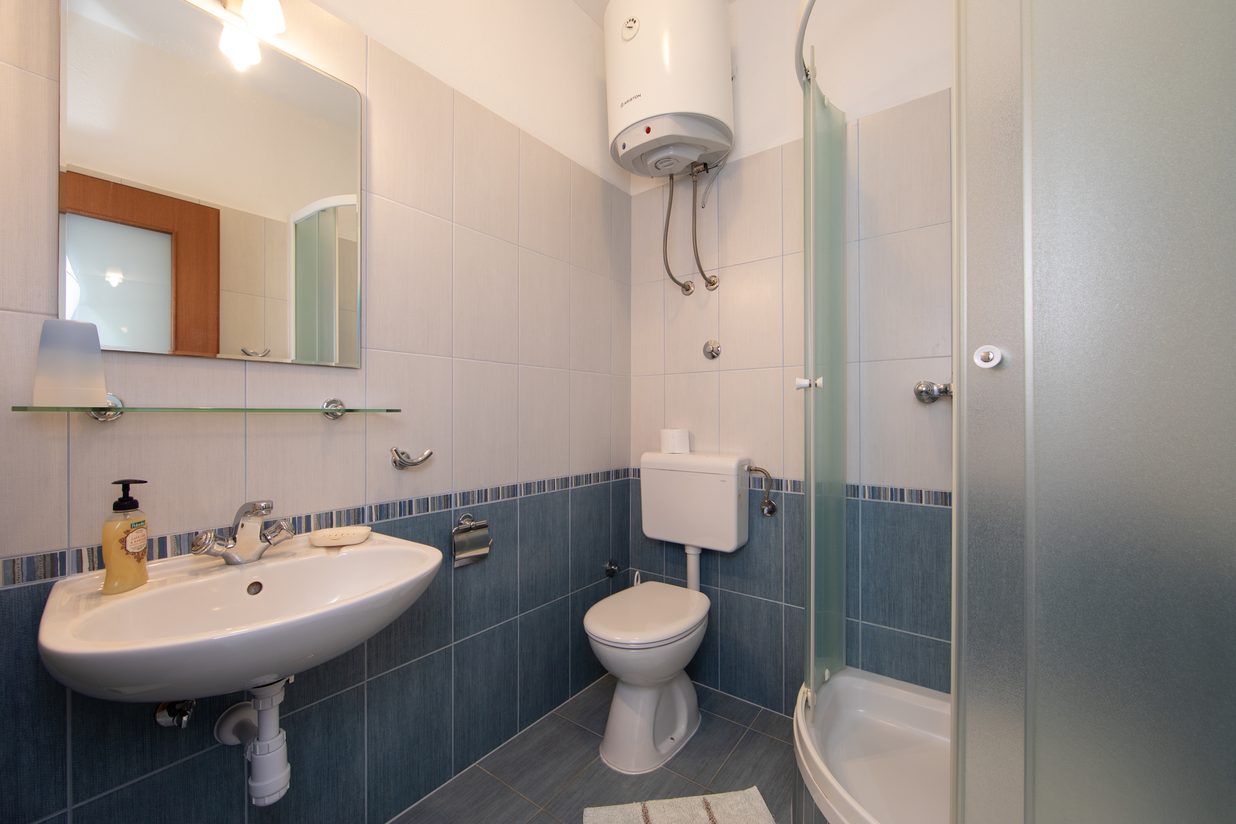 One bedroom apartment near beach Igrane, Makarska  A-a