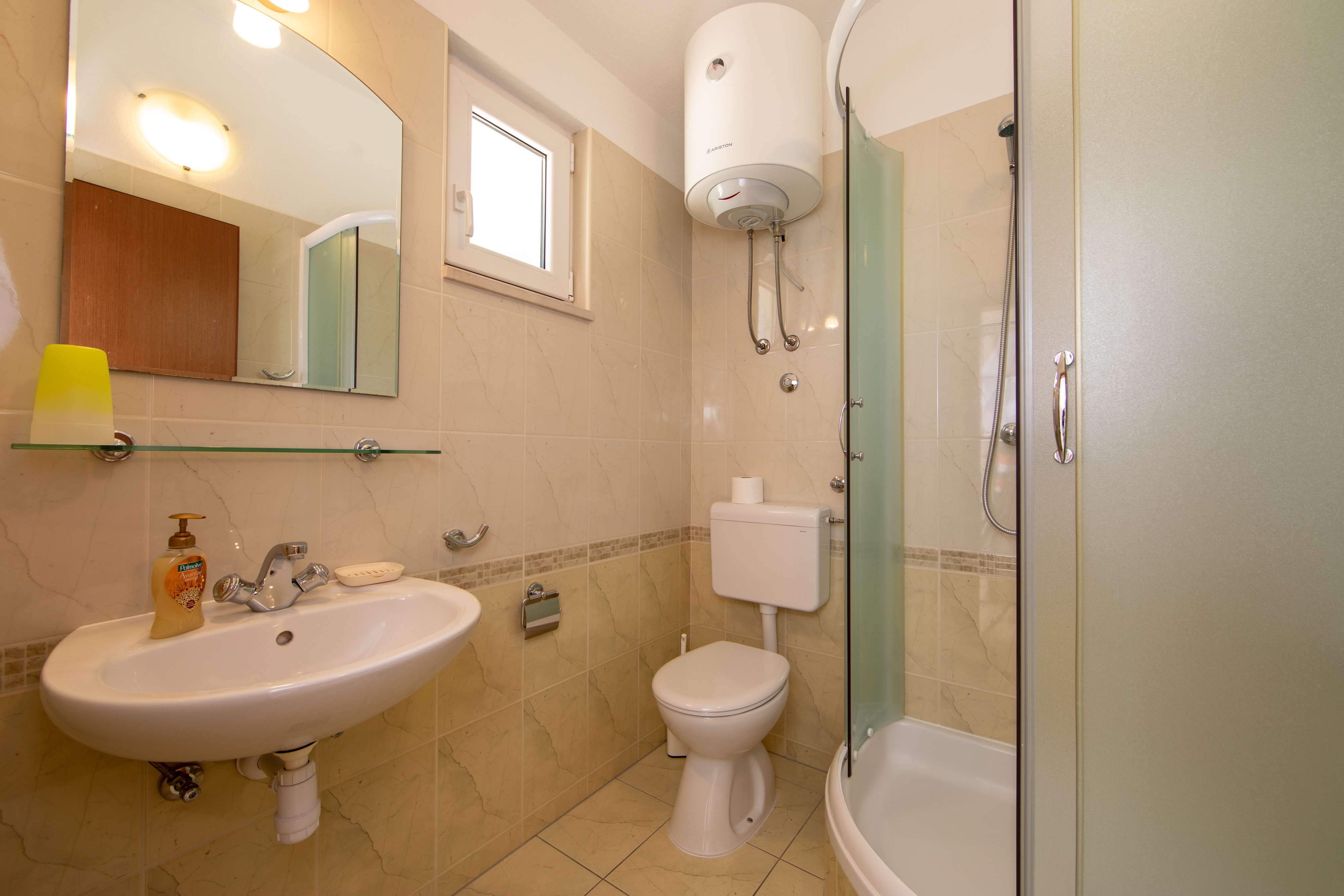 One bedroom apartment near beach Igrane, Makarska  A-b