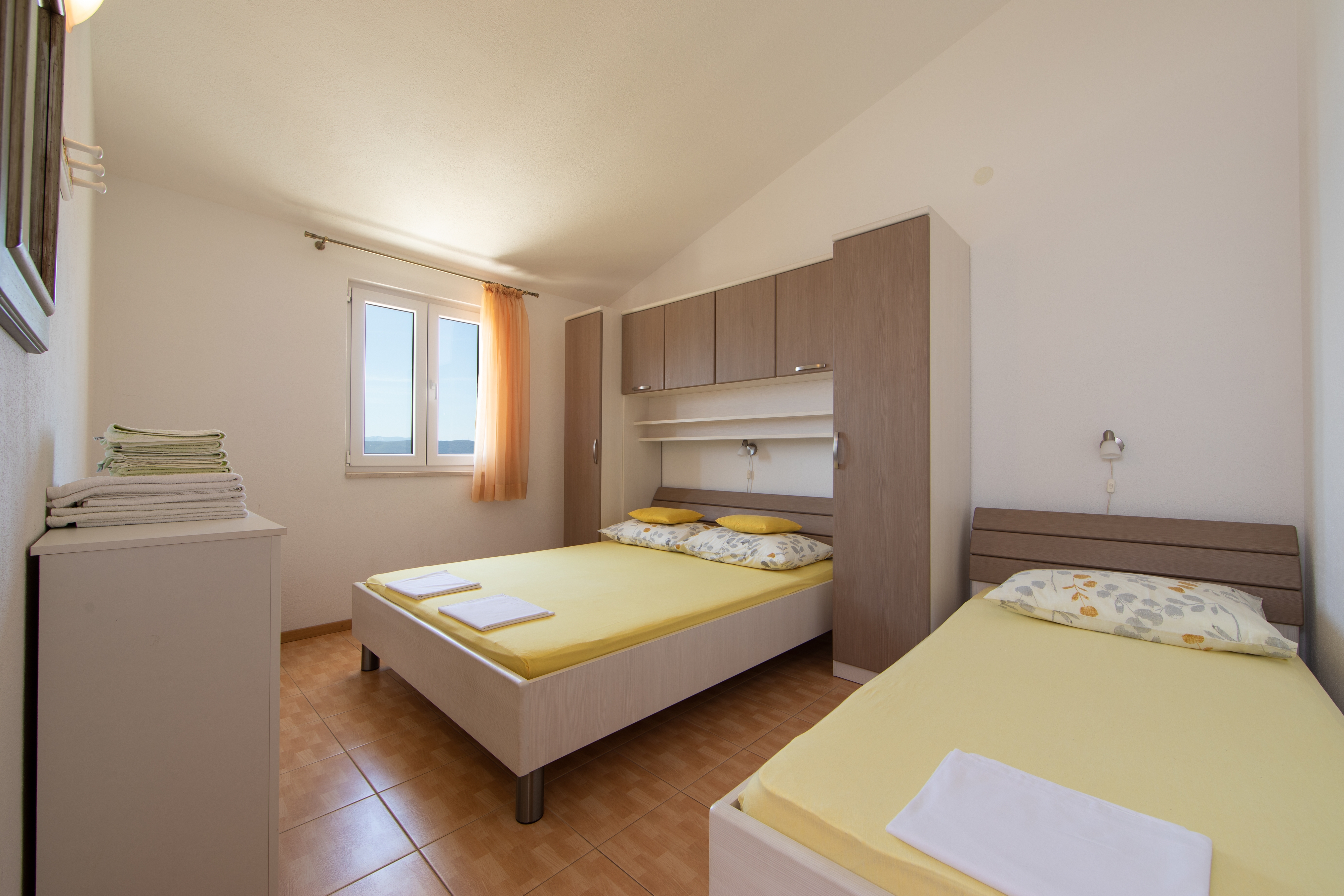 One bedroom apartment near beach Igrane, Makarska  A-b