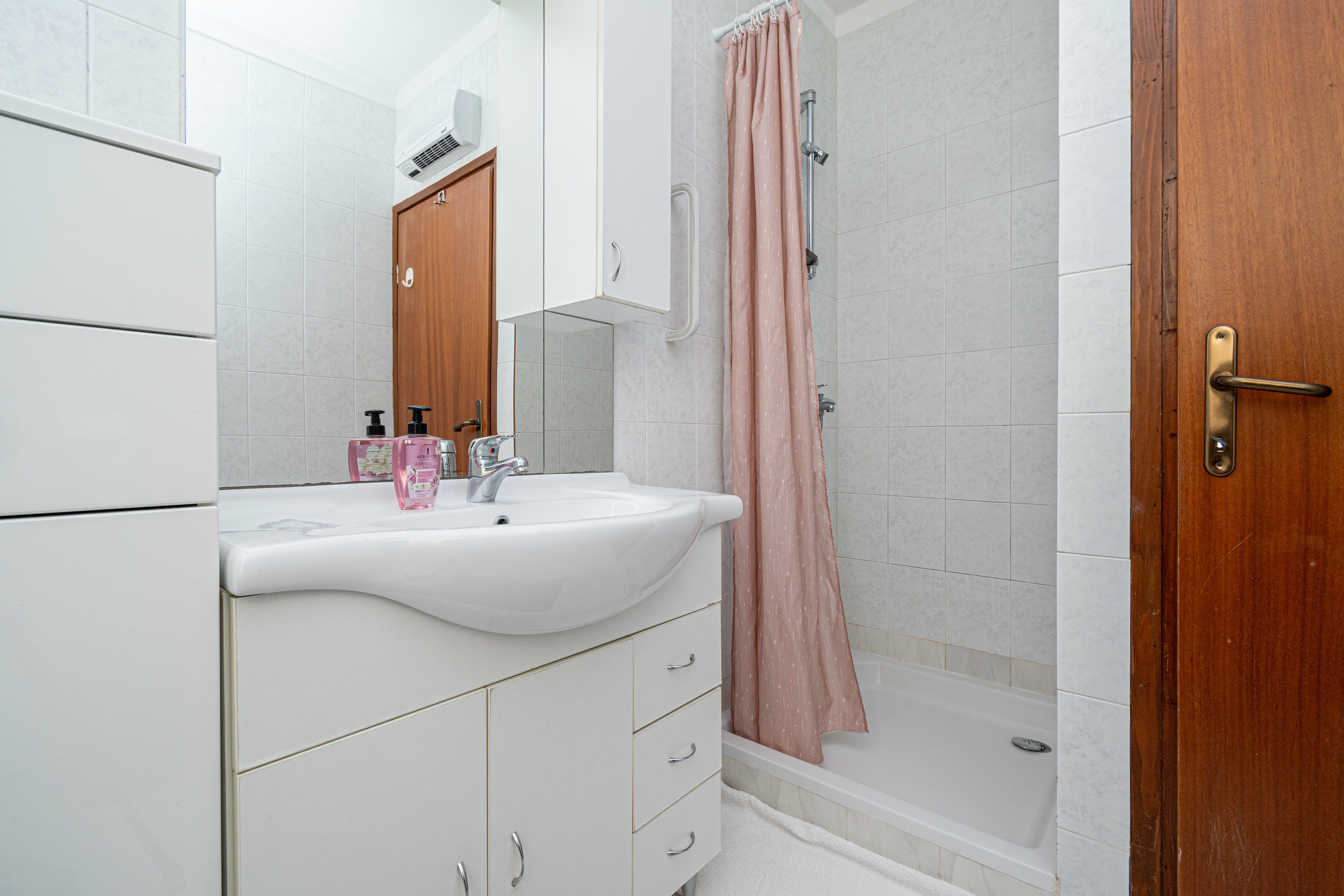 Three bedroom house with terrace and sea view Preko, Ugljan  K