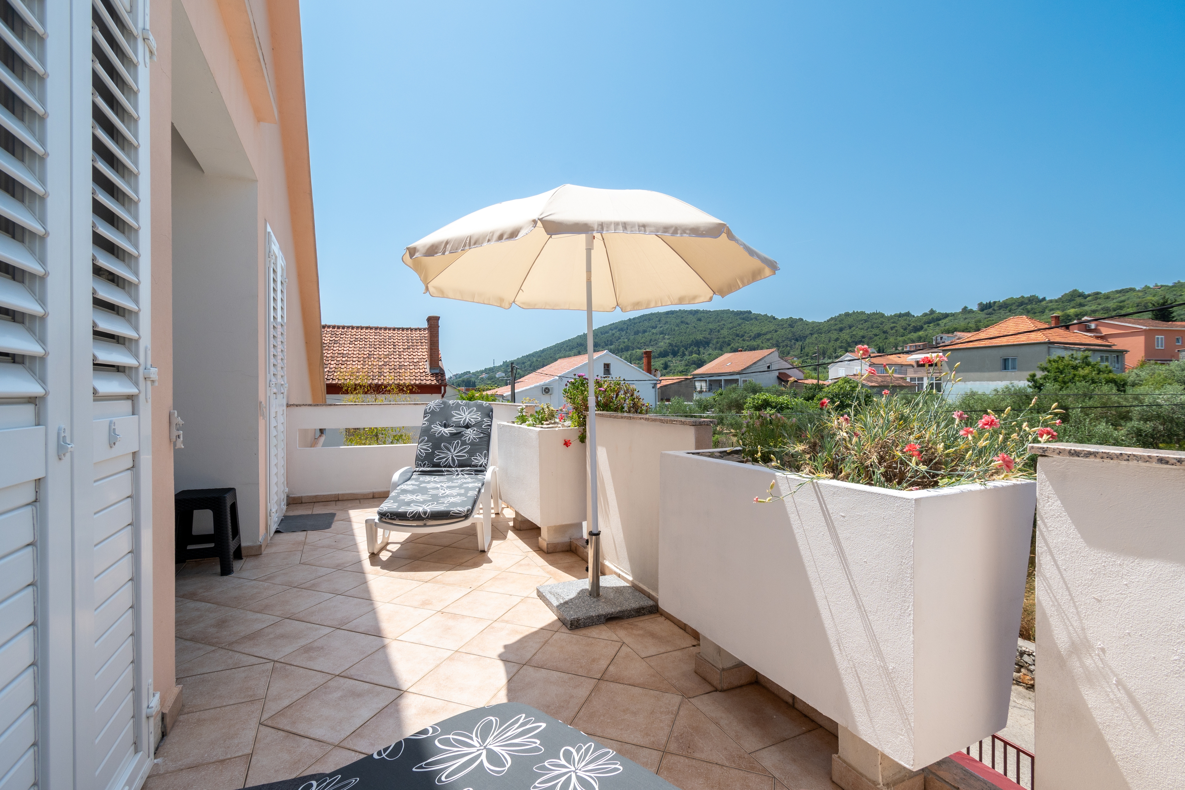 Three bedroom house with terrace and sea view Preko, Ugljan  K