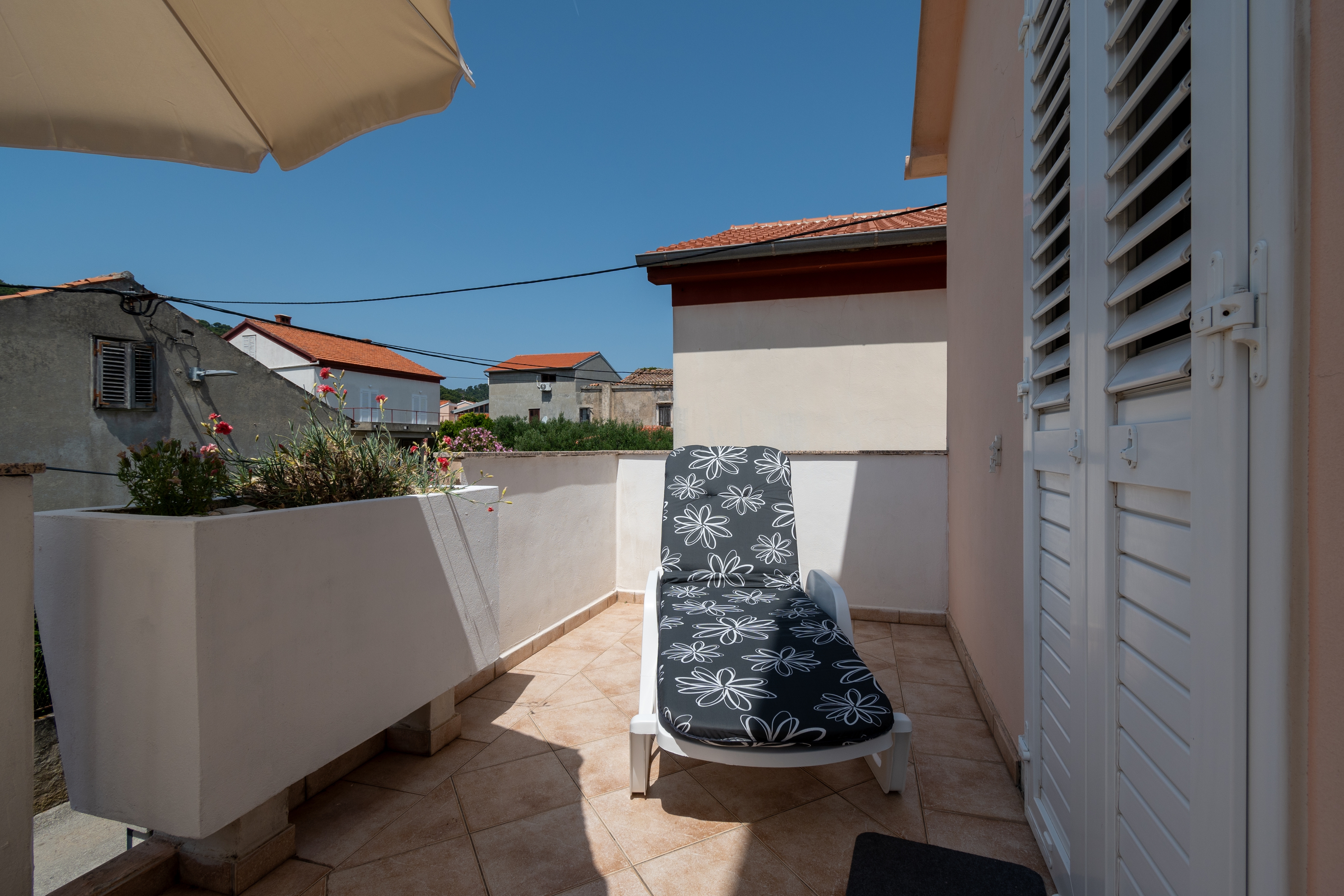 Three bedroom house with terrace and sea view Preko, Ugljan  K
