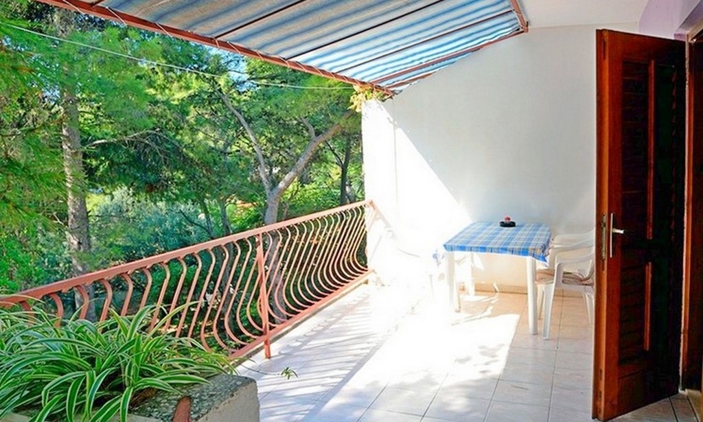 Two bedroom apartment near beach Ivan Dolac, Hvar (A-18100-a)