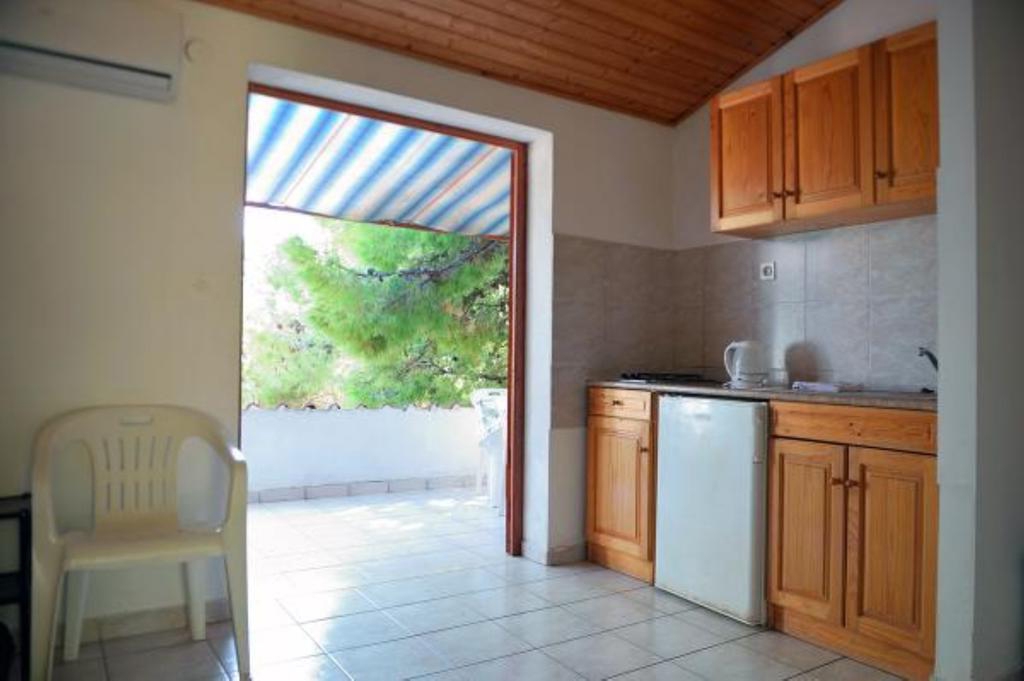 One bedroom apartment near beach Ivan Dolac, Hvar (A-18100-d)