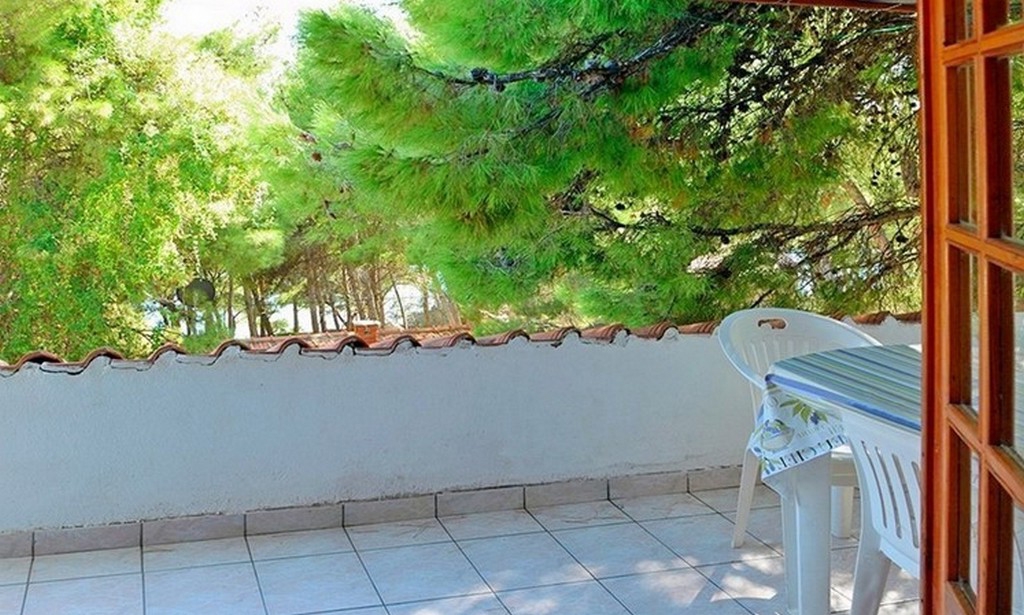 One bedroom apartment near beach Ivan Dolac, Hvar (A-18100-d)
