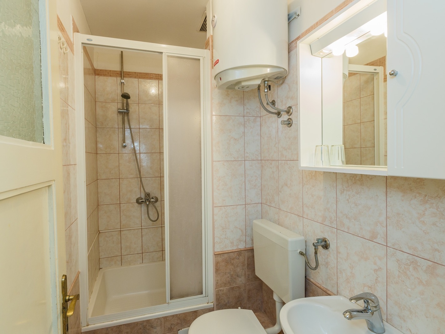 Comfortable and spacious apartment near beach Kaštel Stari, Kaštela  A-a