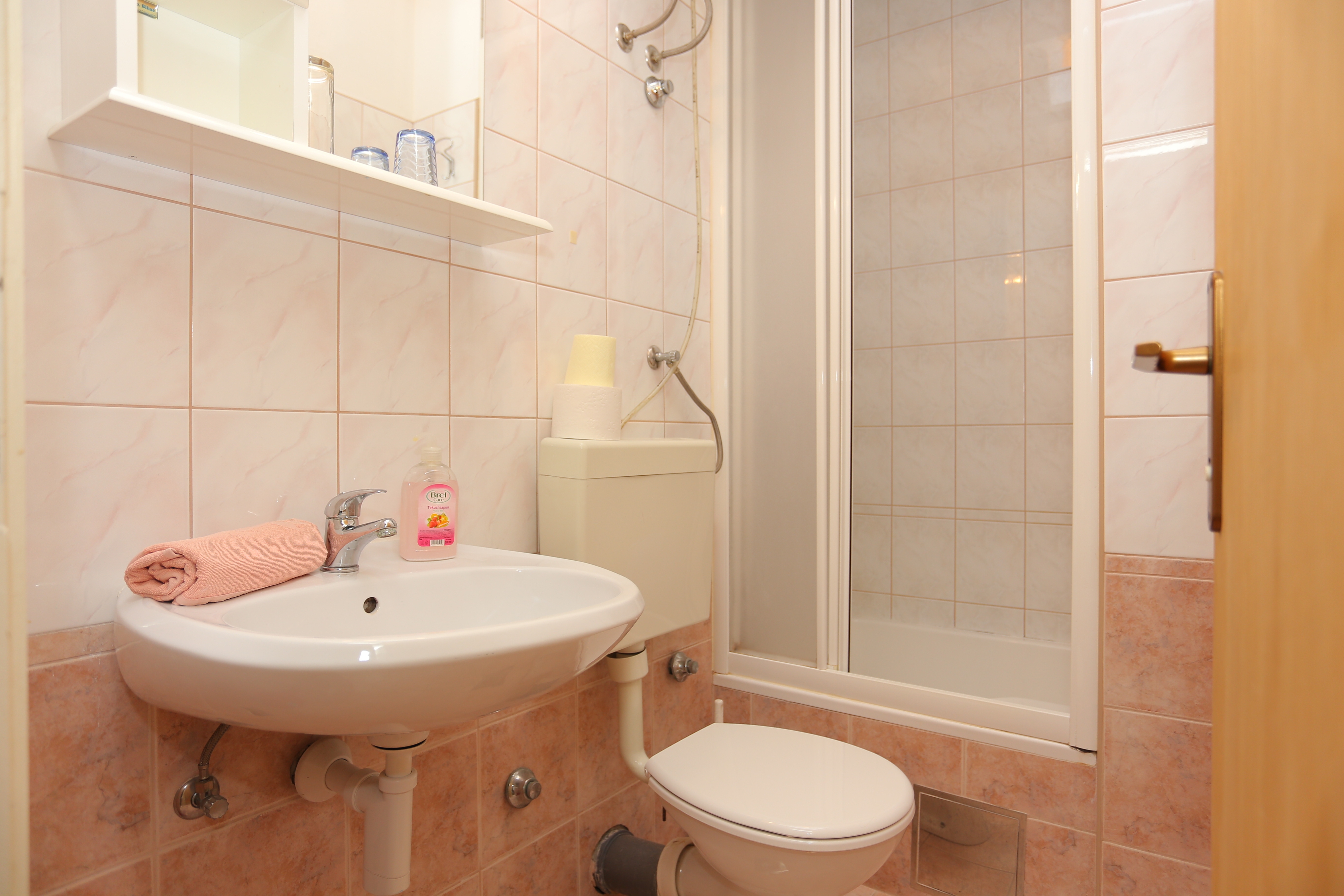 Comfortable and spacious apartment near beach Kaštel Stari, Kaštela  A-a