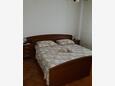 Ložnice 1 Tribanj, Ložnice 1 v ubytování typu apartment, domácí mazlíčci povoleni a WiFi.