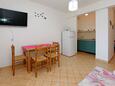Karbuni, Dining room in the apartment, WiFi.