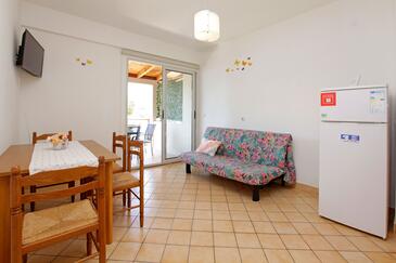 Karbuni, Dining room in the apartment, WiFi.