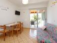 Karbuni, Dining room in the apartment, WiFi.