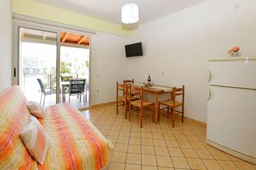 Karbuni, Dining room in the apartment, WiFi.
