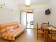 Karbuni, Dining room in the apartment, WiFi.
