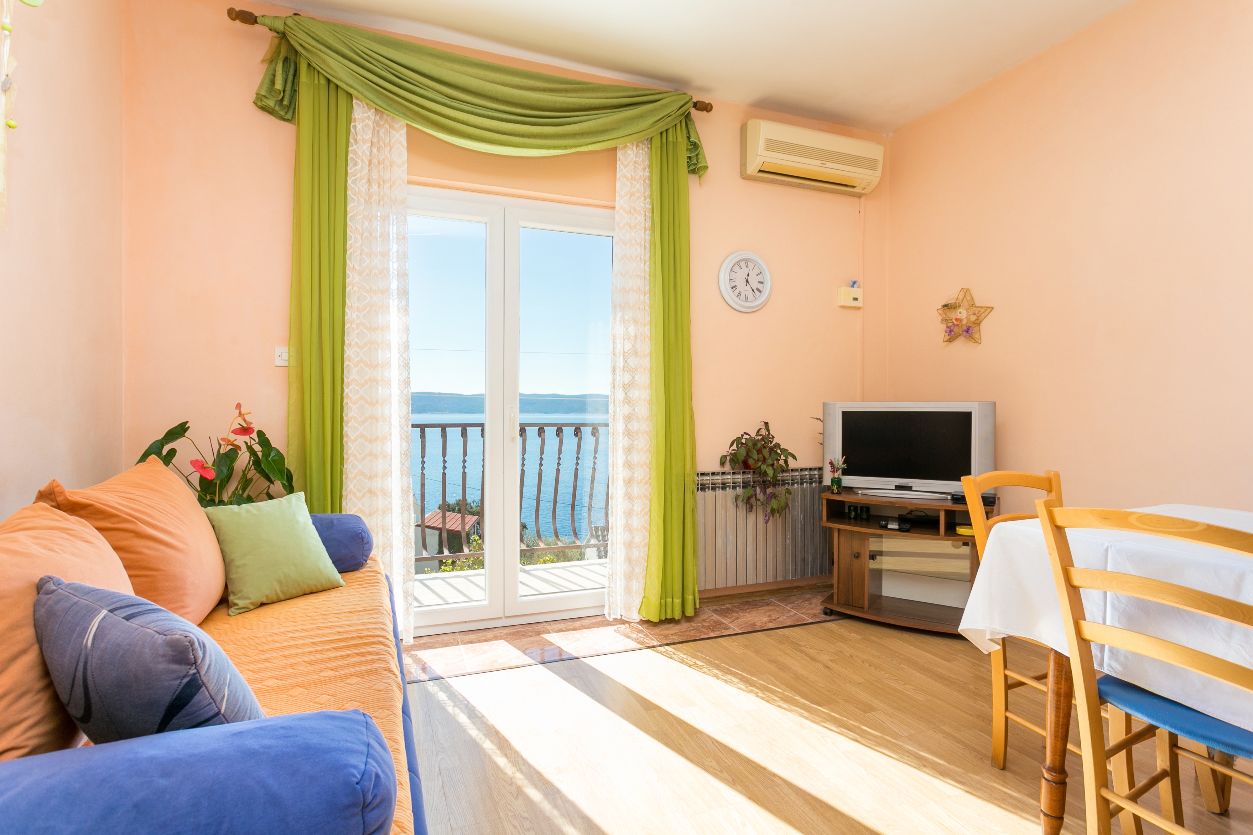 Two bedroom apartment with balcony and sea view Pisak, Omiš (A-18141-c) Two bedroom apartment with balcony and sea view Pisak, Omiš (A-18141-c)