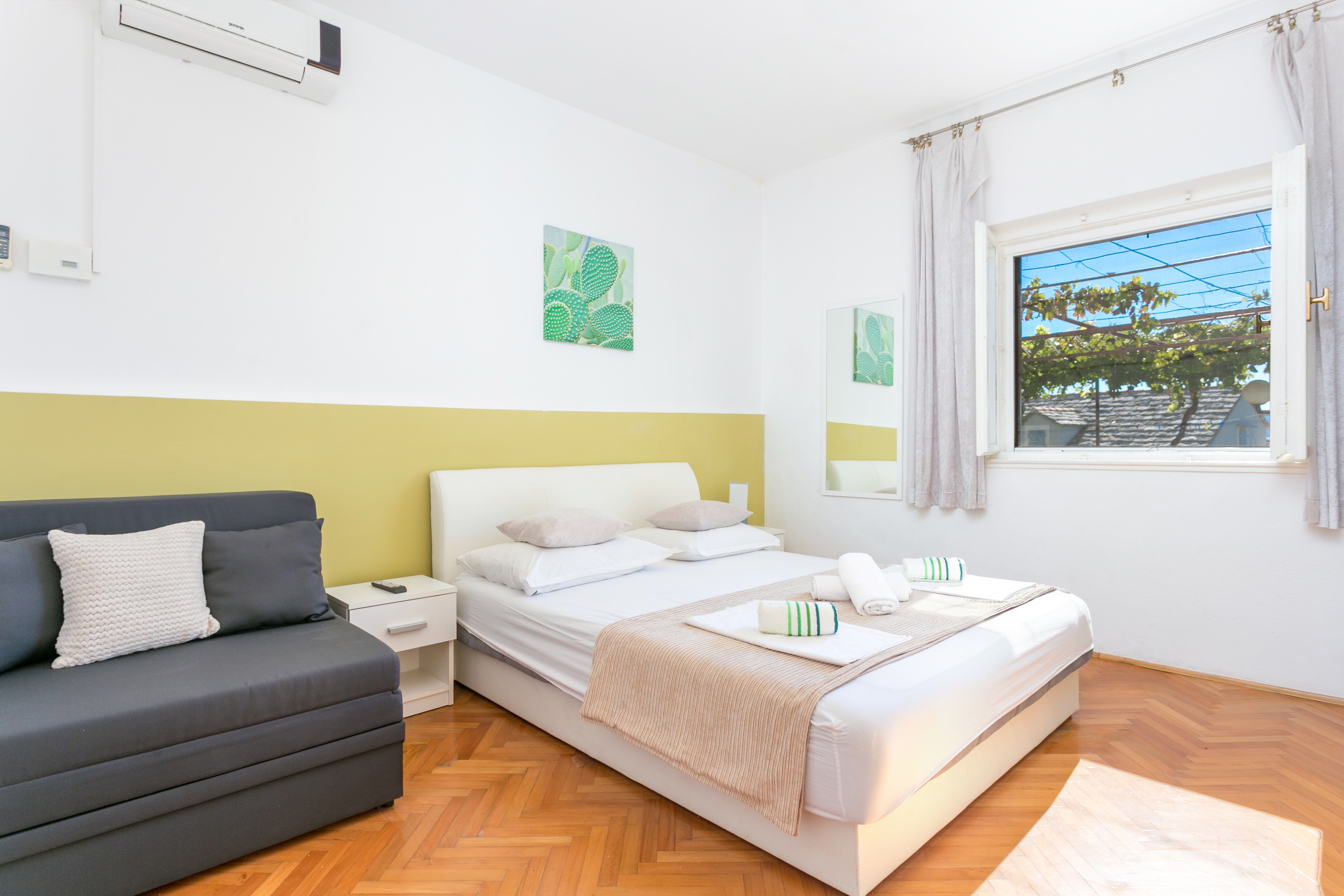 Three bedroom apartment with terrace and sea view Pisak, Omiš  A-f