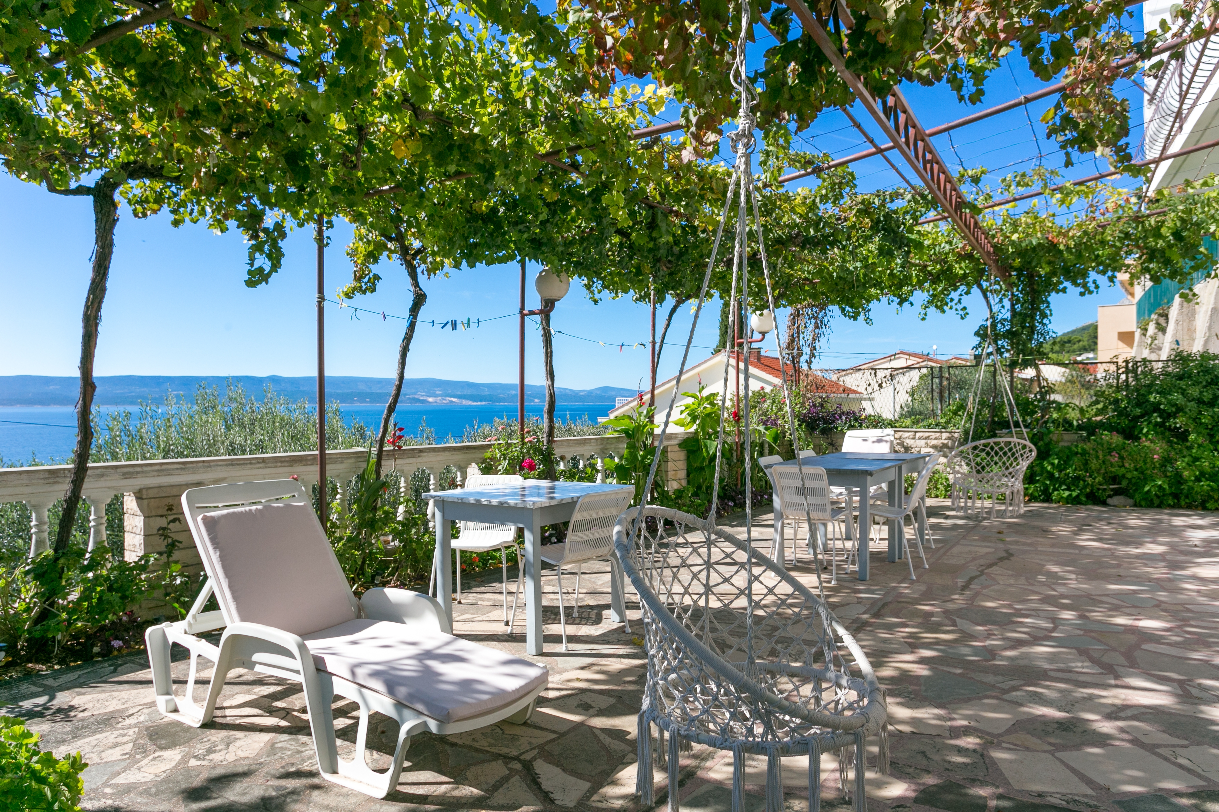 Three bedroom apartment with terrace and sea view Pisak, Omiš (A-18141-f)