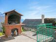 Pisak, Omiš, Courtyard 18141 - Apartments near sea with pebble beach.