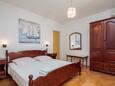 Ložnice 1 Duće, Ložnice 1 v ubytování typu apartment, s klimatizací a WiFi.