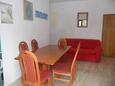 Rogoznica, Jídelna v ubytování typu apartment, s klimatizací, domácí mazlíčci povoleni a WiFi.