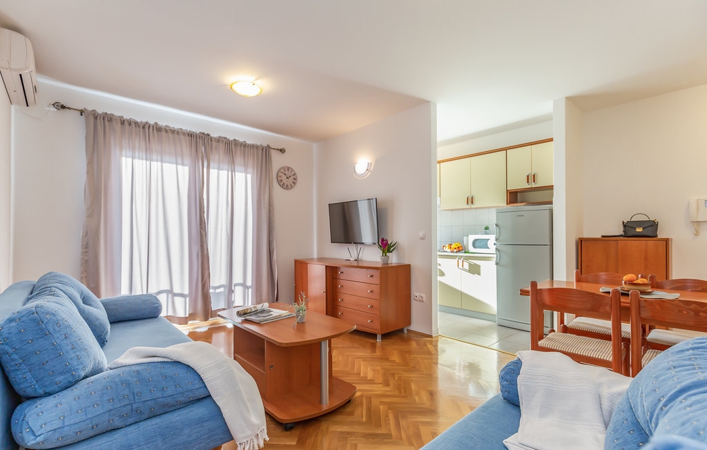 One bedroom apartment with balcony and sea view Makarska (A-18170-a) One bedroom apartment with balcony and sea view Makarska (A-18170-a)
