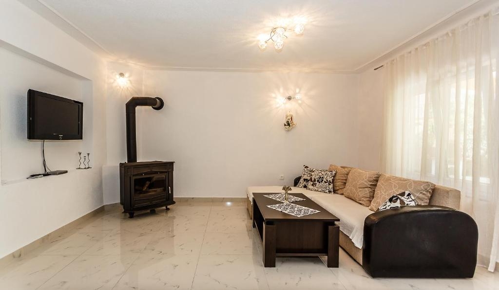 Two bedroom apartment with terrace Malinska, Krk (A-18193-a)