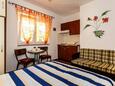 Malinska, Comedor in the studio-apartment, WiFi.