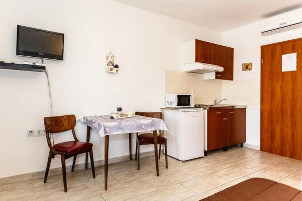 Studio flat with air-conditioning Malinska, Krk (AS-18193-c)